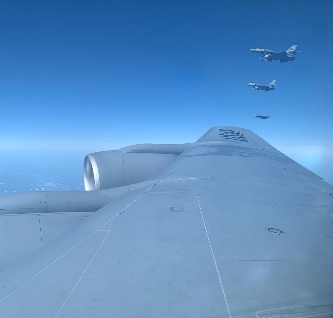 Three F-16s stacked off the tanker's USAF wing.