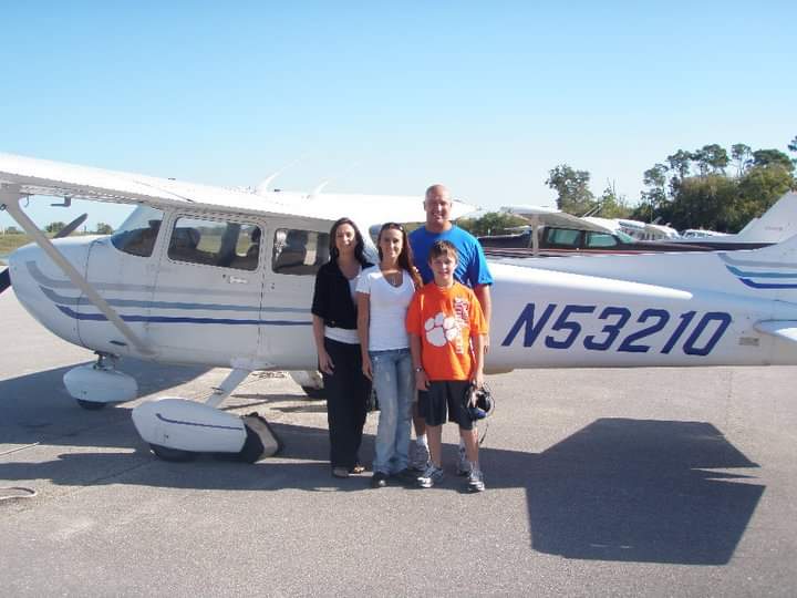 Nikki with her mom Patti, Ty Daddy, and her brother Slayter beside Cessna N53210.